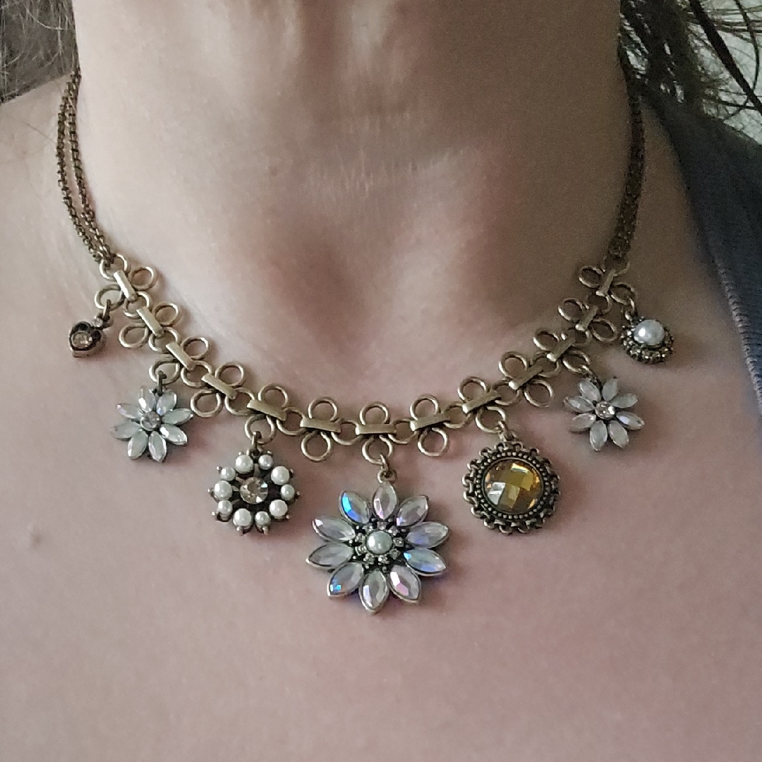 Chic Floral Gold And Pearl Necklace